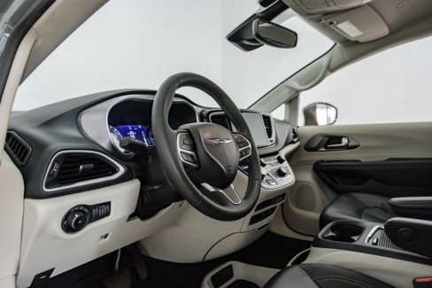 Used 2022 Chrysler Pacifica Touring-L image 13