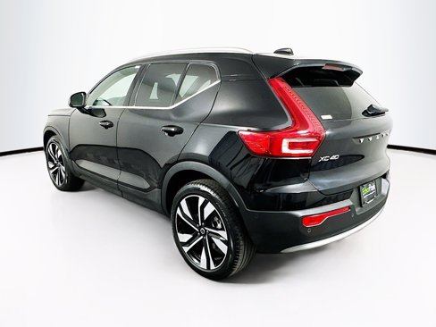 Used 2025 Volvo XC40 B5 Plus image 5