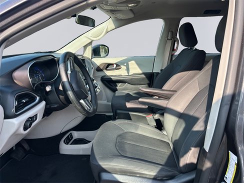 Used 2019 Chrysler Pacifica Touring image 10