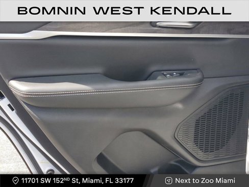 Used 2025 Jeep Grand Cherokee Limited w/ Black Appearance Package image 11