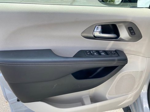 Used 2024 Chrysler Pacifica Touring-L image 16