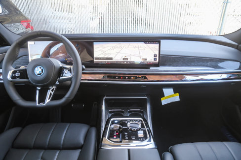 New 2026 BMW i7 xDrive60 w/ Premium Package image 9