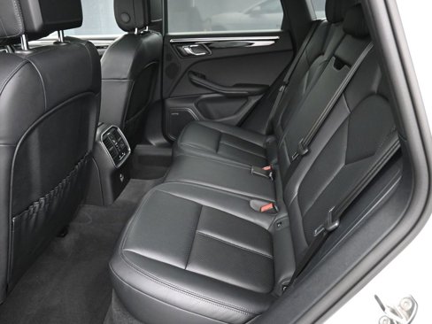Certified 2025 Porsche Macan image 7