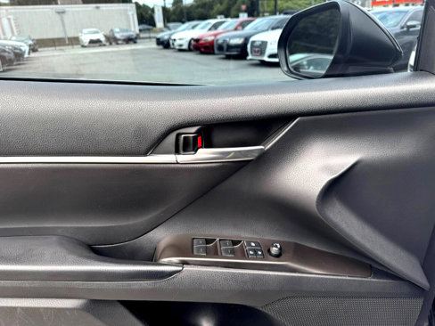 Used 2021 Toyota Camry SE image 9