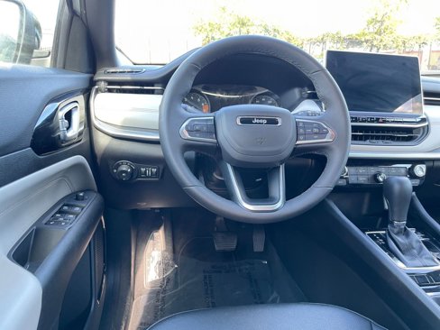 Used 2025 Jeep Compass Limited image 34