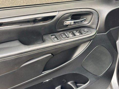 Used 2019 Dodge Grand Caravan SXT w/ Driver Convenience Group image 15