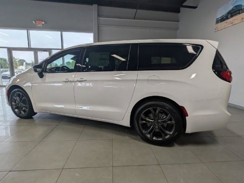 New 2026 Chrysler Pacifica Select image 5