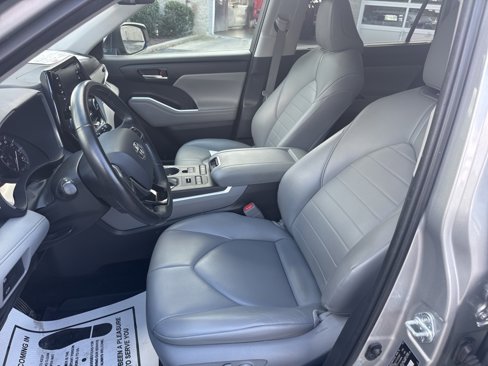 Used 2021 Toyota Highlander XLE image 18