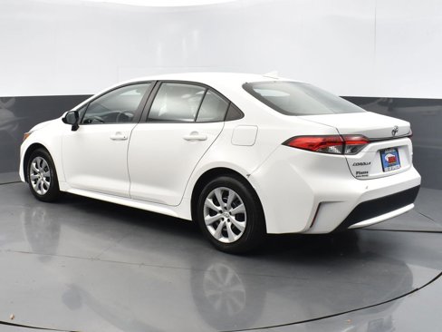 Used 2022 Toyota Corolla LE image 2