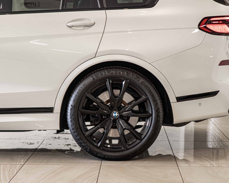 Used 2025 BMW X7 M60i w/ Climate Comfort Package image 7