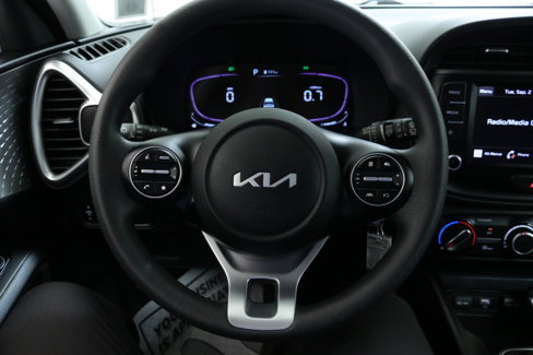 Used 2023 Kia Soul LX w/ LX Technology Package image 12