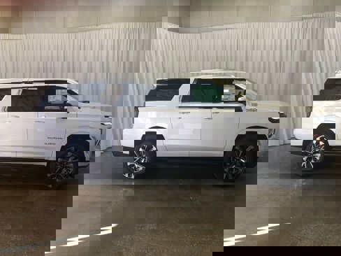 New 2025 Chevrolet Suburban High Country image 2