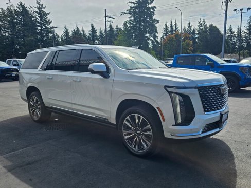 Used 2025 Cadillac Escalade ESV Premium Luxury image 3