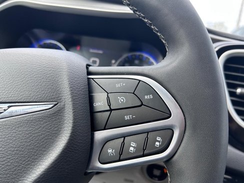 Used 2023 Chrysler Pacifica Touring-L image 14