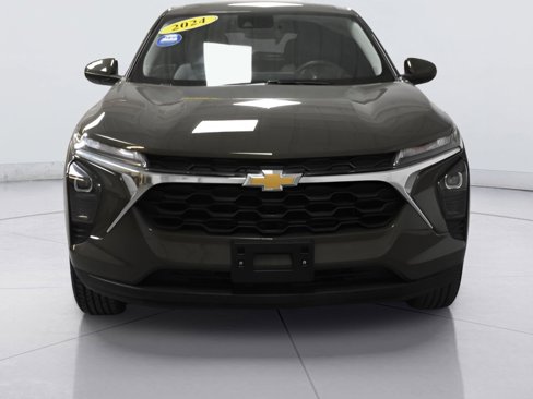 Used 2024 Chevrolet Trax LS w/ LS Convenience Package image 4