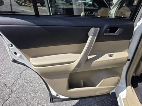 Used 2012 Toyota Highlander FWD image 17