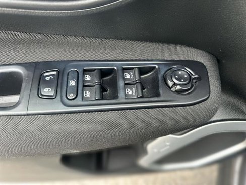 Used 2019 Jeep Renegade Latitude image 15