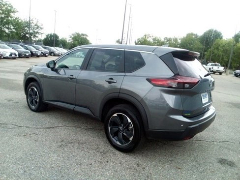 Used 2024 Nissan Rogue SV image 3