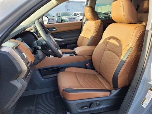 New 2025 Nissan Pathfinder Platinum image 6