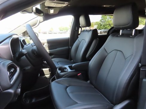 New 2026 Chrysler Pacifica Select image 18