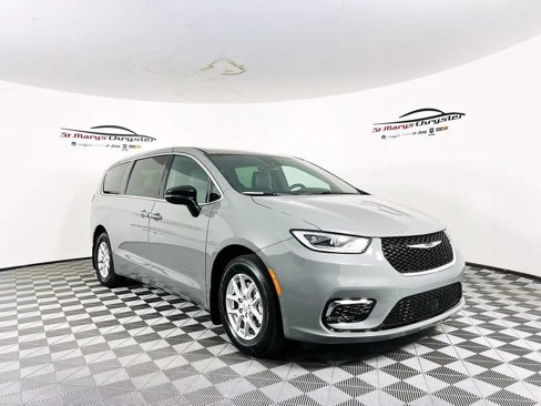 New 2025 Chrysler Pacifica Select image 1