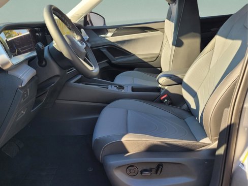 New 2025 Volkswagen Tiguan SE image 11