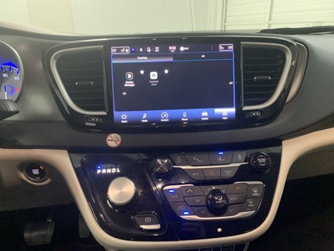 Used 2023 Chrysler Pacifica Touring-L image 14