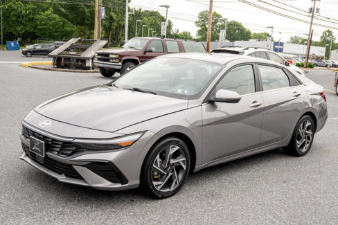 Used 2024 Hyundai Elantra Limited image 18
