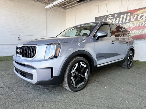 Used 2023 Kia Telluride EX w/ EX Captain's Chair Package image 3