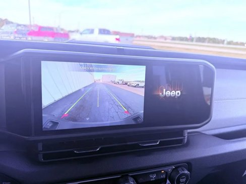 Used 2024 Jeep Gladiator Sport image 18