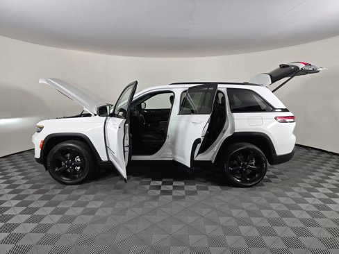 Used 2023 Jeep Grand Cherokee Altitude image 17