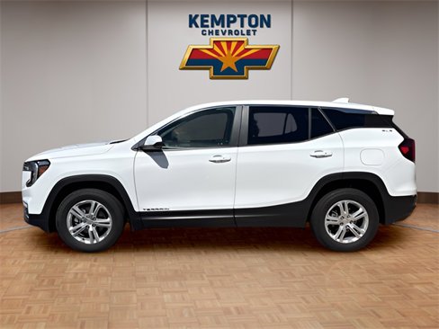 Used 2024 GMC Terrain SLE image 3