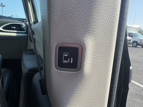 Used 2022 Chrysler Pacifica Touring-L image 42