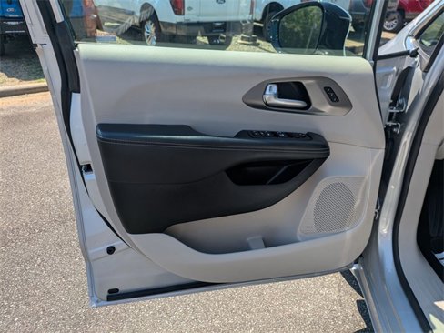 Used 2024 Chrysler Pacifica Touring-L image 11