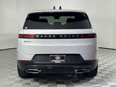 Used 2025 Land Rover Range Rover Sport SE image 4