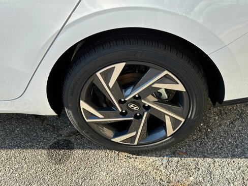 Used 2025 Hyundai Elantra SEL image 19