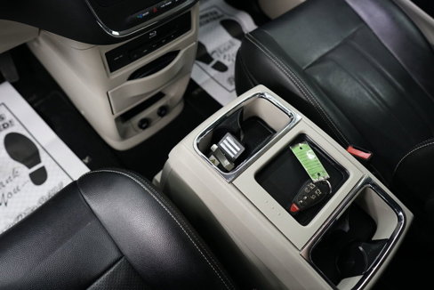 Used 2015 Chrysler Town & Country Touring-L w/ Driver Convenience Group image 33
