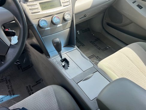 Used 2010 Toyota Camry LE image 17
