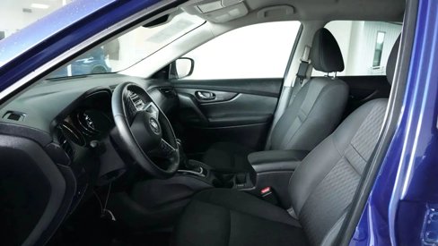 Used 2020 Nissan Rogue SV image 2
