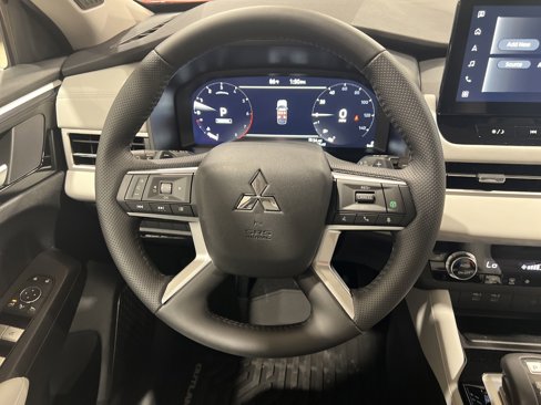 New 2025 Mitsubishi Outlander SE image 17