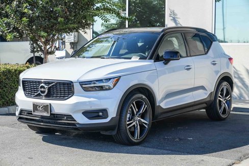 Used 2022 Volvo XC40 T5 R-Design image 3