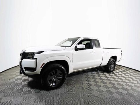 Certified 2025 Nissan Frontier SV image 1