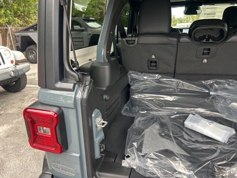 New 2025 Jeep Wrangler Unlimited Rubicon w/ Technology Group image 32