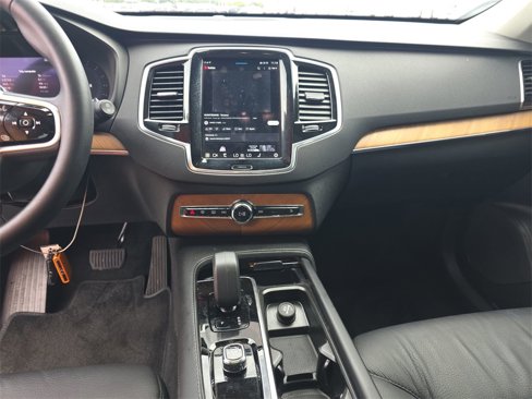 Used 2024 Volvo XC90 B5 Plus image 18