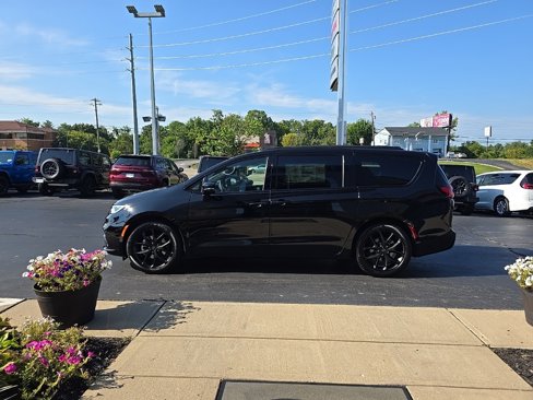 New 2026 Chrysler Pacifica Limited w/ S Appearance Package image 5