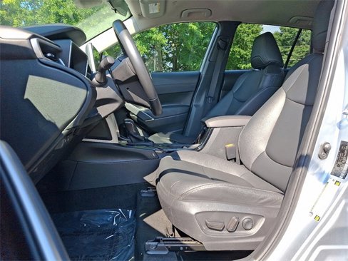 Used 2024 Toyota Corolla Cross XLE image 13