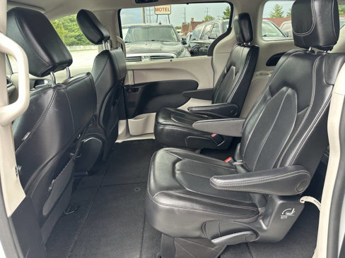 Used 2022 Chrysler Pacifica Touring-L image 16