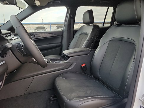 New 2025 Jeep Grand Cherokee L Laredo image 12