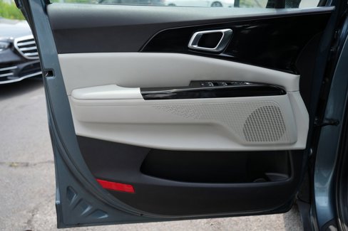 Used 2024 Kia Carnival EX image 25