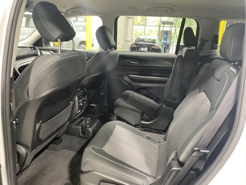 Used 2023 Jeep Grand Cherokee L Laredo image 14